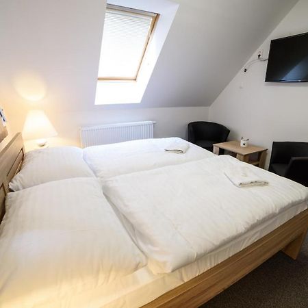 Motorest-Pension U Hrachu,S.R.O. Hotel กลาโตเว ภายนอก รูปภาพ