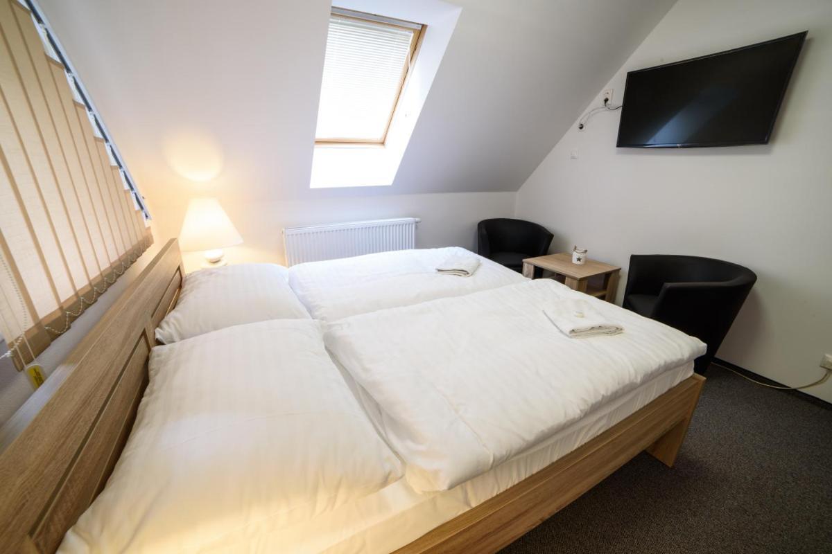 Motorest-Pension U Hrachu,S.R.O. Hotel กลาโตเว ภายนอก รูปภาพ